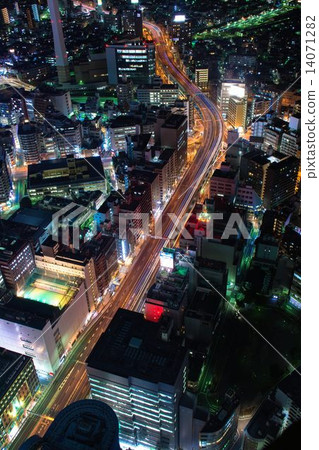 從東京的建築群之間看到的汽車的輕微痕跡 從東京的建築群之間看到的汽車的輕微痕跡 14071282