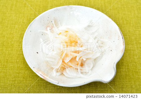 這是來自靜岡縣的新洋蔥沙拉（白洋蔥沙拉）。 Ponzu敷料。 14071423