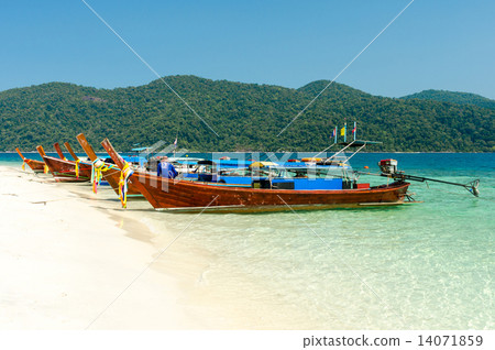 Thai wooden boats at Adang-Rawi island near Koh Lipe in Satun, T 14071859