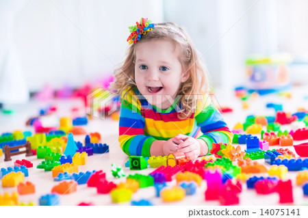 Little girl playing with toy blocks 14075141