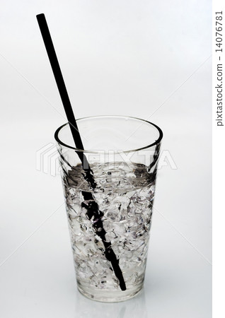 drink with ice and black straw 14076781
