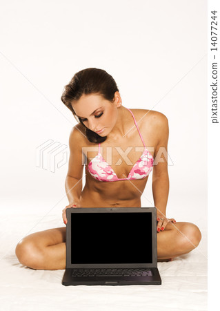 girl with laptop 14077244