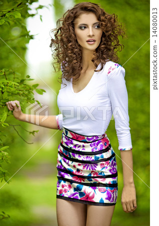 brunette in the garden 14080013