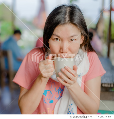 chinese women drinking coffee chinese women drinking coffee 14080536