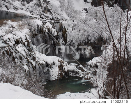 Plitvice Lakes National Park in winter 14082246