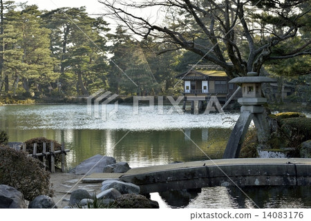 Kanazawa Kenrokuen · Goji lantern basket and Uchibashi Tei 14083176