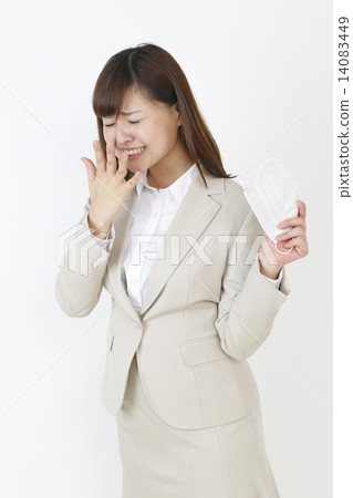 打噴嚏的女商人 14083449