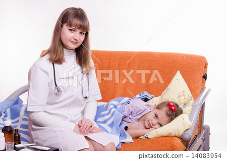 Doctor near the little girl 14083954