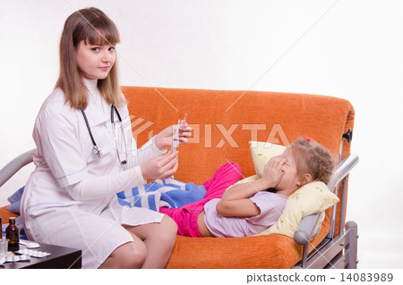 Doctor getting ready to make a little girl an injection Doctor getting ready to make a little girl an injection 14083989
