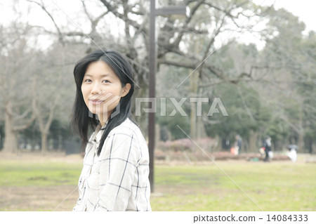 一個女人在公園裡 一個女人在公園裡 14084333