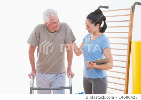 Coach encouraging senior man 14090425