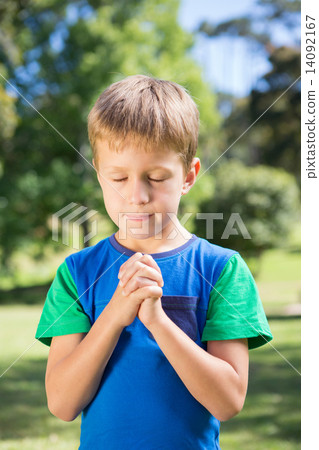 Little boy saying his prayers 14092167