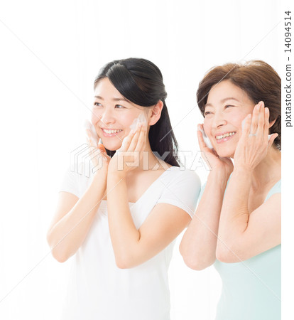 Two-generation woman image 14094514