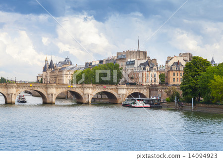 Cite Island and Pont Neuf, Paris, France 14094923