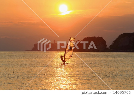 Evening view of Enoshima 14095705