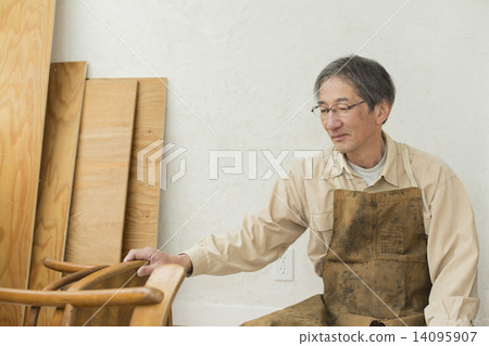 Seniors and young people 14095907