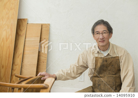 Seniors and young people 14095910