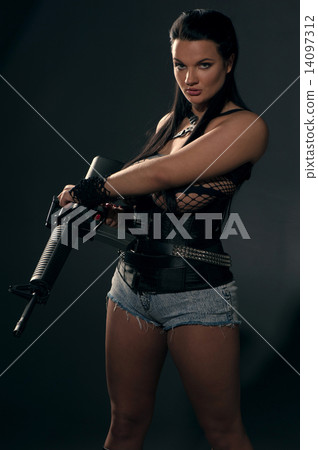 Girl with machine gun 14097312