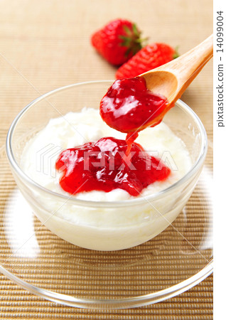 Yogurt and strawberries 14099004