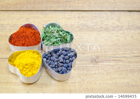 Black pepper, paprika, curry and basil 14099455