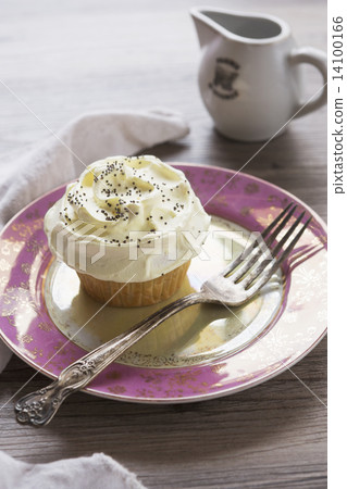Lemon Poppyseed Cupcake 14100166