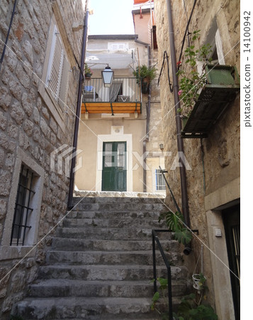 Alley  Alley  14100942