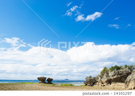 Ie island which I desire from the sea of Okinawa, Honbu town 14101297