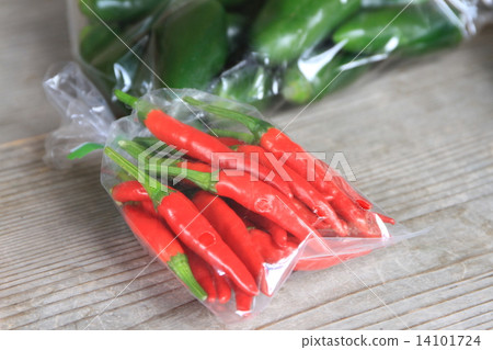  Red peppers 14101724