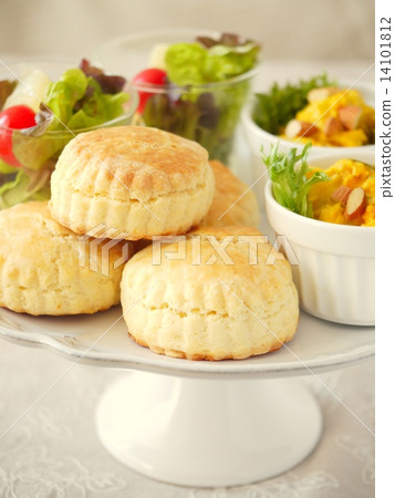 兩種沙拉和美式餅乾拼盤(水平位置) 兩種沙拉和美式餅乾拼盤(水平位置) 14101812