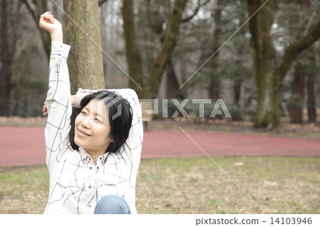 一個女人在公園裡 一個女人在公園裡 14103946