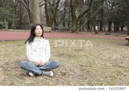一個女人在公園裡 一個女人在公園裡 14103947