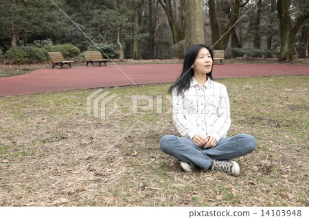 一個女人在公園裡 一個女人在公園裡 14103948
