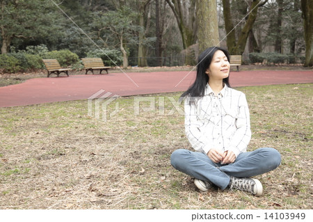一個女人在公園裡 一個女人在公園裡 14103949