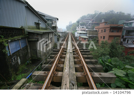 在台灣火車窗口中國共和國足夠的駐地附近的城市景觀和鐵路 14104796