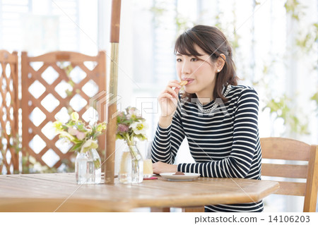 A young girl relaxing on a trendy cafe terrace 14106203