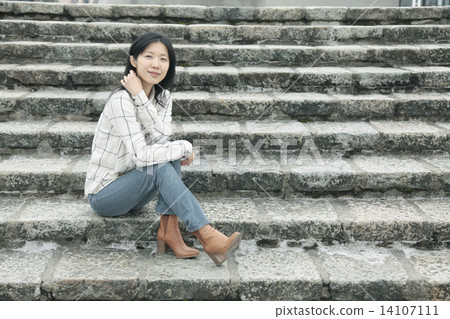 婦女在樓梯上 婦女在樓梯上 14107111