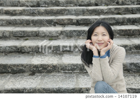 Women in the stairs 14107119