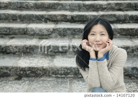 Women in the stairs 14107120