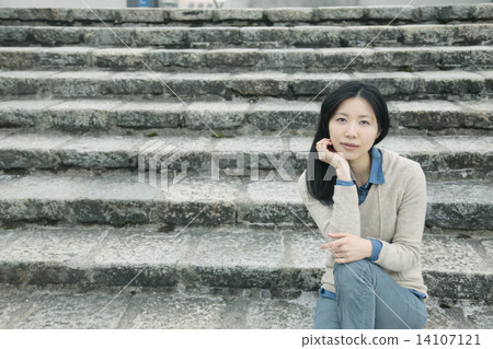 Women in the stairs 14107121