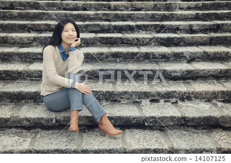婦女在樓梯上 14107125