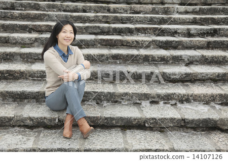 Women in the stairs 14107126