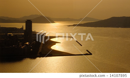 平靜的港口的寧靜景色 平靜的港口的寧靜景色 14107895