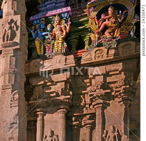 Inside of Meenakshi hindu temple in Madurai, Tamil Nadu, South I 14108471