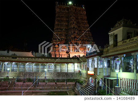 Inside of Meenakshi hindu temple in Madurai, Tamil Nadu, South I 14108489