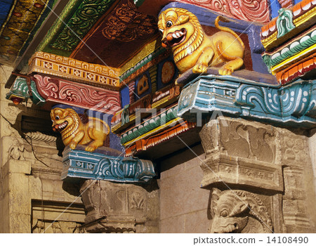 Inside of Meenakshi hindu temple in Madurai, Tamil Nadu, South I 14108490