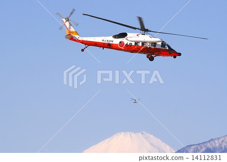 海上自衛隊的UH-60J救援直升機飛越冬季藍天對富士山 14112831