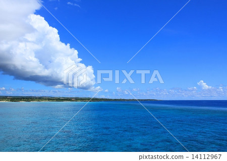 Miyakojima的藍色海洋白色雲彩夏天 Miyakojima的藍色海洋白色雲彩夏天 14112967