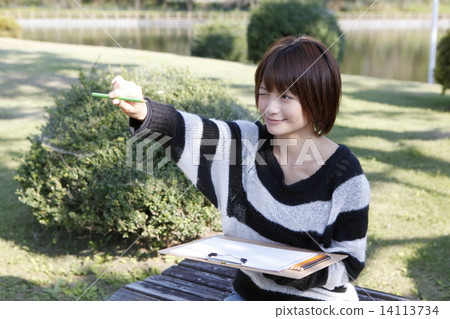 A young woman drawing a picture 14113734