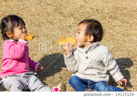 Child to eat bake 14115129