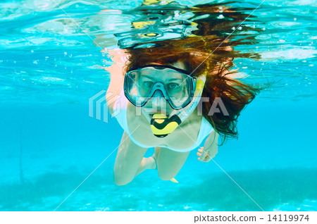 Woman with mask snorkeling 14119974
